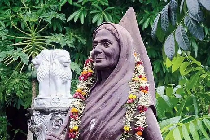Matangini Hazra, Gandhi Buri, 72-year-old Quit India martyr shot by British Indian police at Tamluk on 29 September 1942 while holding the Congress tricolour